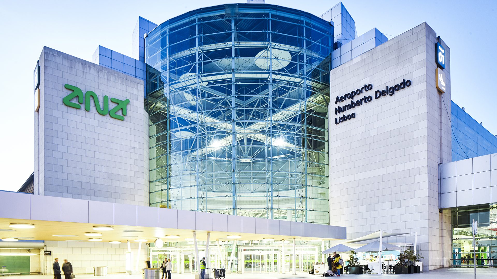 terminal lotniska w Lizbonie z zewnątrz